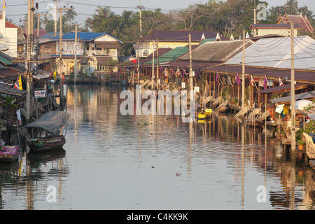 Marché flottant d'Amphawa tôt le matin, de la Thaïlande, à 100 km de Bangkok Banque D'Images