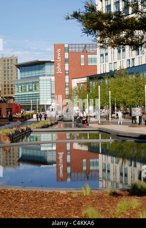 John Lewis reflétée dans le miroir d'eau dans centre commercial Liverpool One. Banque D'Images