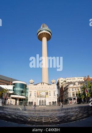 Saint John's Beacon dans Williamson Square à Liverpool, accueil de Radio City et le Playhouse Theatre ci-dessous. Banque D'Images