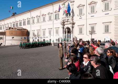 La relève de la garde au Palais du Quirinal (Palazzo del Quirinale), résidence officielle du Président, Rome, Italie Banque D'Images