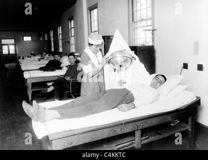 Infirmière de la Croix Rouge de physiothérapie afin de donner à l'hôpital militaire Walter Reed, vers 1920 - 1932 Banque D'Images