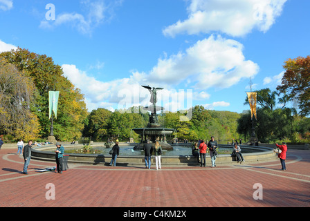 Fontaine Bethesda et exposée dans Central Park à New York avec les touristes et les visiteurs. Banque D'Images