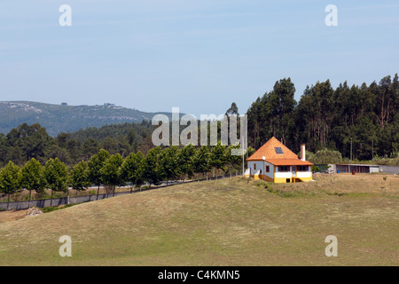 Petite maison sur le haut d'une colline à l'intérieur d'une ferme. Banque D'Images