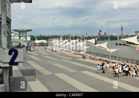 Supersonique Concorde de British Airways jet passagers sur l'affichage à l'Intrepid Aircraft Carrier Museum Manhattan New York Banque D'Images