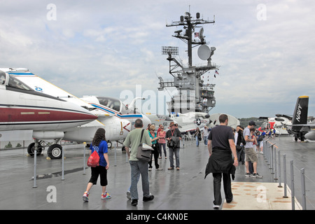 Les touristes sur le pont d'envol du porte-avions USS Intrepid Museum Pier 86 sur la rivière Hudson Manhattan New York Banque D'Images