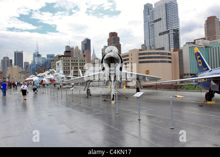 L'envol du porte-avions USS Intrepid Sea Air Space Museum et sur la rivière Hudson Quai 86 Manhattan New York Banque D'Images