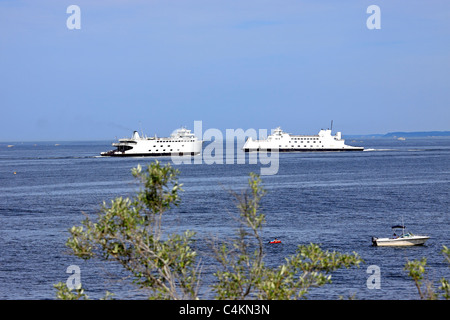 Voiture et les traversiers de passagers passant sur Long Island Sound en route vers Bridgeport CT et Port Jefferson Long Island NY Banque D'Images