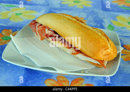 Rouleau croustillant de jambon cru (Jamon Serrano), Costa del Sol, la province de Malaga, Andalousie, Espagne, Europe de l'Ouest. Banque D'Images