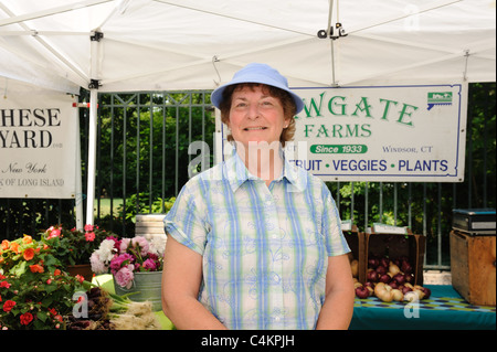 L'un des agriculteurs qui apporte des légumes, des fruits et des produits de boulangerie à un marché de producteurs dans la région de Battery Park City. Banque D'Images