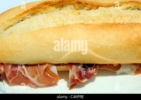 Rouleau croustillant de jambon cru (Jamon Serrano), Costa del Sol, la province de Malaga, Andalousie, Espagne, Europe de l'Ouest. Banque D'Images