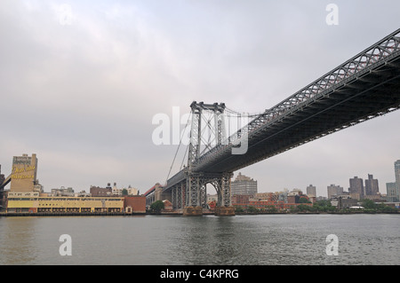 Le Williamsburg Bridge (1903) s'étend sur l'East River, reliant les arrondissements de la ville de New York de Manhattan et Brooklyn. Banque D'Images