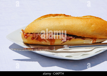 Rouleau croustillant de jambon cru (Jamon Serrano), Costa del Sol, la province de Malaga, Andalousie, Espagne, Europe de l'Ouest. Banque D'Images