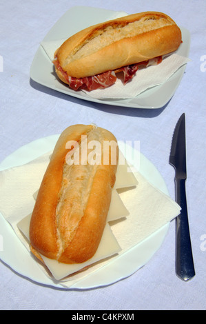 Rouleau croustillant de jambon cru (Jamon Serrano) et de fromage Manchego, Costa del Sol, la province de Malaga, Andalousie, Espagne, Europe de l'Ouest Banque D'Images