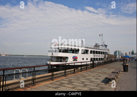 Statue Liberty Ferry accoste au quai à Battery Park, New York, Manhattan, USA. Banque D'Images