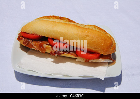 Rouleau croustillant de jambon cru (Jamon Serrano) et de tomates, Costa del Sol, la province de Malaga, Andalousie, Espagne, Europe de l'Ouest. Banque D'Images