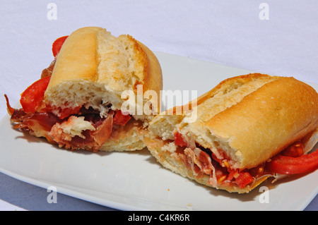 Rouleau croustillant de jambon cru (Jamon Serrano) et de tomates, Costa del Sol, la province de Malaga, Andalousie, Espagne, Europe de l'Ouest. Banque D'Images