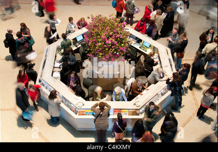 Grand Hall, un kiosque d'information, Metropolitan Museum of Art, New York, Banque D'Images