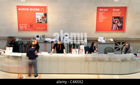Grand Hall, stand de location Audio, Metropolitan Museum of Art, New York, Banque D'Images