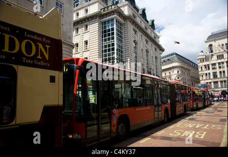 Bus longue queue sur Haymarket à Londres Banque D'Images