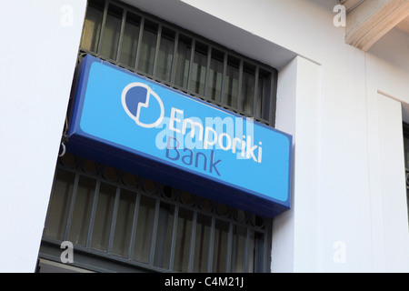 Le signe sur une branche de la banque Emporiki à Héraklion (Iraklio), la Crète. Banque D'Images