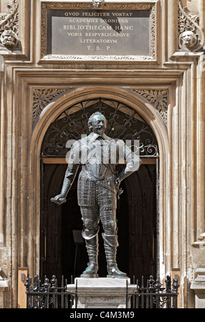 Divinity School Oxford Royaume-uni Statue comte de Pembroke Banque D'Images