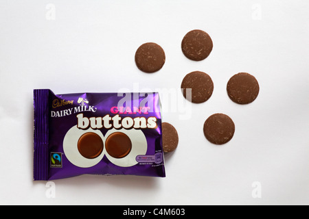 Sachet de lait Cadbury a ouvert les boutons de géant avec des matières déversées isolé sur fond blanc Banque D'Images