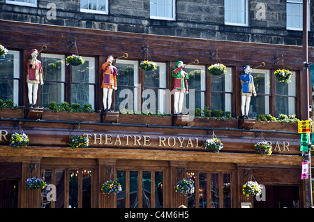 Chiffres en bois sculpté décorant la face d'un pub dans le centre-ville d'Édimbourg, en Écosse. Banque D'Images