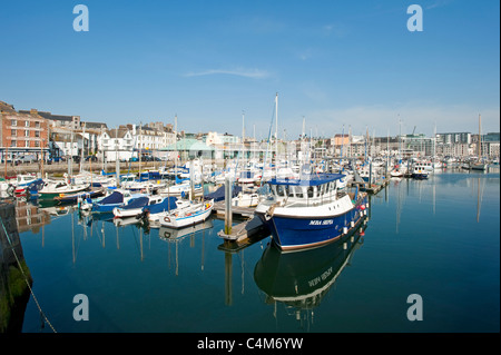 Bateaux et yachts amarrés à l'extrémité sud du port de plaisance de Sutton à Plymouth. Banque D'Images