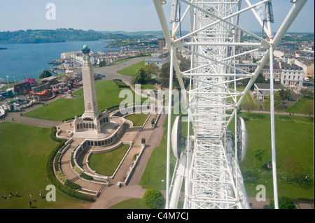 Le mémorial naval de Plymouth sur la gauche, vue du haut de la grande roue qui donne sur Plymouth Hoe. Banque D'Images