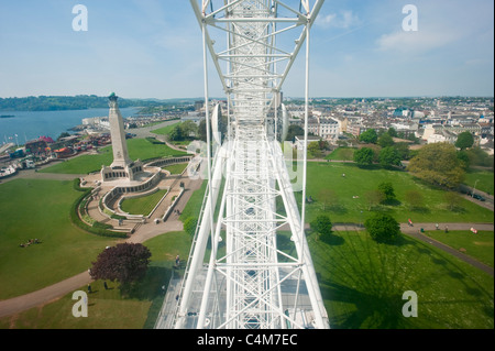 Le mémorial naval de Plymouth sur la gauche, vue du haut de la grande roue qui donne sur Plymouth Hoe. Banque D'Images