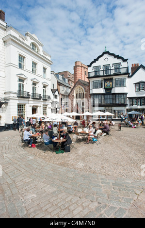 La jonction de la Cour de la Cathédrale (à gauche) et près de la Cathédrale (à droite) où il y a de nombreux cafés, bars et restaurants à Exeter. Banque D'Images