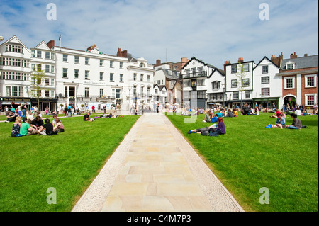 Le livre vert de l'Exeter Cathédrale où il y a de nombreux cafés, bars et restaurants avec les gens se détendre au soleil sur l'herbe. Banque D'Images