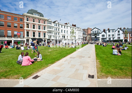 Le livre vert de l'Exeter Cathédrale où il y a de nombreux cafés, bars et restaurants avec les gens se détendre au soleil sur l'herbe. Banque D'Images