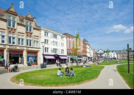 Le livre vert de l'Exeter Cathédrale où il y a de nombreux cafés, bars et restaurants avec les gens se détendre au soleil sur l'herbe. Banque D'Images