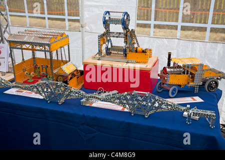 Modèles Meccano traditionnel y compris le pont Forth Rail et de la roue de Falkirk sur show à Mauchline Foire Saint Banque D'Images