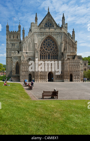 La célèbre Fenêtre de l'ouest d'Exeter cathédrale sur une journée ensoleillée avec ciel bleu. Banque D'Images