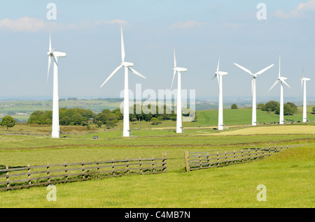 Ferme éolienne de production d'énergie 35m de hauteur au moyeu et un diamètre de rotor de 37m sur Royd Moor Banque D'Images