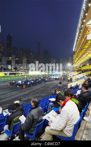 Course de nuit à l'hippodrome de Happy Valley, Causeway Bay, Hong Kong, Chine Banque D'Images