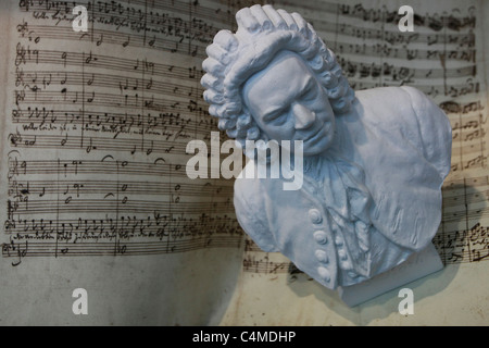 Buste sculpté du compositeur allemand Johann Sebastian Bach exposé dans une vitrine à Leipzig Saxe Allemagne de l'est Banque D'Images