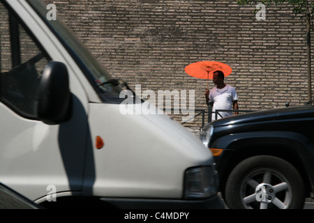 Vente de parasols d'immigrants par le Vatican à Rome Banque D'Images