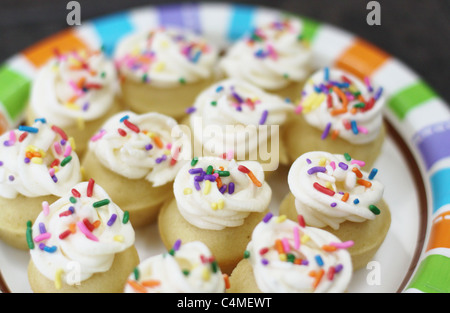 Une plaque de mini cupcakes colorés. Banque D'Images
