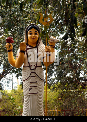 Medine déesse hindoue de Maurice avec coquille de conque et Trident au Tamil Temple Hindou pour les travailleurs de la canne à sucre Banque D'Images