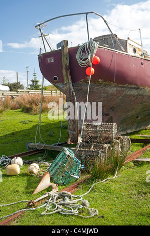 Vieux Bateau à la paisible hameau côtier de Kintra, Isle of Mull, Argyll, Scotland. 7221 SCO Banque D'Images