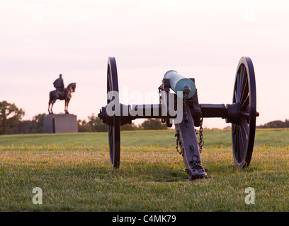 Vue du coucher de soleil du vieux canons dans une ligne à Manassas battlefield guerre civile où l'Encierro bataille a été menée. Stonewall Jackson statue est au loin. 2011 est le 150e anniversaire de la bataille Banque D'Images