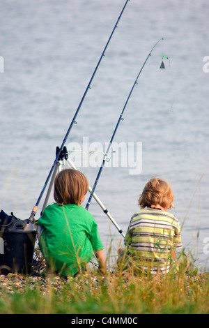 Deux garçons pêcher Banque D'Images