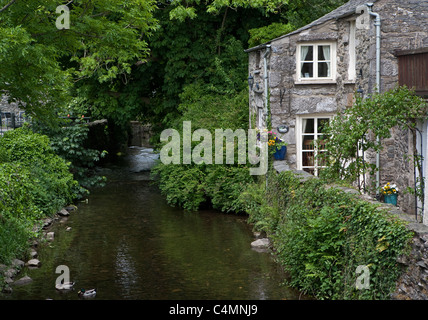 Chalet au bord de l'eau, de la rivière Lee, Cartmel, Cumbria, Angleterre Banque D'Images