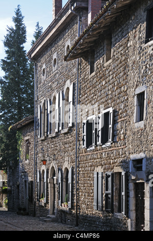 Les bâtiments anciens typiques rues des rondes Perouges Bourgogne France Banque D'Images