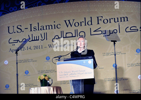 La secrétaire d'Etat américaine Hillary Rodham Clinton prononce une allocution à la U.S.-Monde islamique Forum à Washington, D.C., avril 2011 Banque D'Images