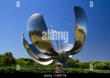 Floralis Generica est une sculpture en acier et aluminium situé sur la Plaza de las Naciones Unidas à Buenos Aires, Argentine. Banque D'Images