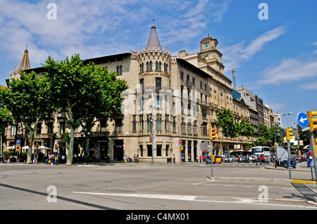La façade élégante et tours de la Casa Pascual i Pons par l'architecte Enric Sagnier Villavecchia, Eixample, Barcelone Banque D'Images